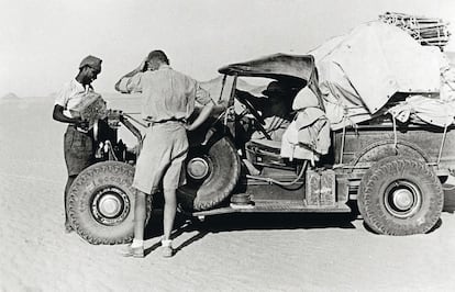  Almásy, en una de sus expediciones por el desierto de Libia a mediados de los años treinta.