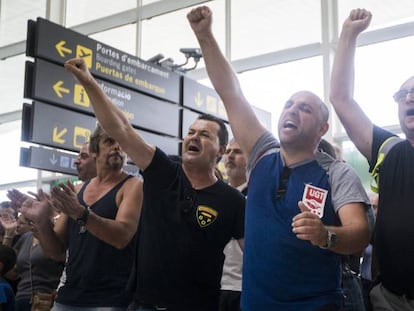 Trabajadores de Eulen protestan en la T1 del Aeropuerto de Barcelona.