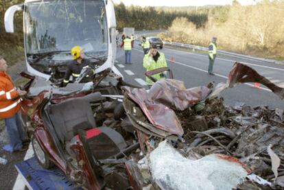 Estado en el que quedó el vehículo en el que viajaban los tres fallecidos tras el choque frontal con el autobús.