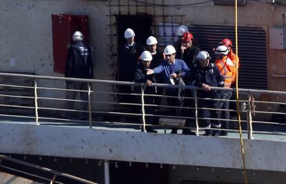 El capitán del 'Costa Concordia', Francesco Schettino (c), se ha subido por primera vez con un equipo de investigadores a bordo del crucero que naufragó hace ya dos años y que acabó con la vida de 23 personas.