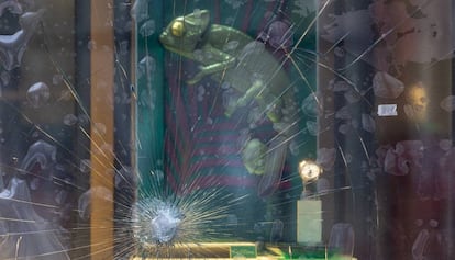Un aparador d'una botiga del passeig de Gràcia, trencat durant les manifestacions contra l'empresonament de Pablo Hasél.