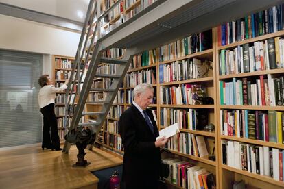 Mario Vargas Llosa en su hogar madrileño