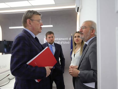 El presidente de la Generalitat, Ximo Puig, con los representantes de Stadler,  Juan Antonio Delgado y David Haya,  y la alcaldesa de La Vall d´Uixó, Tania Baños