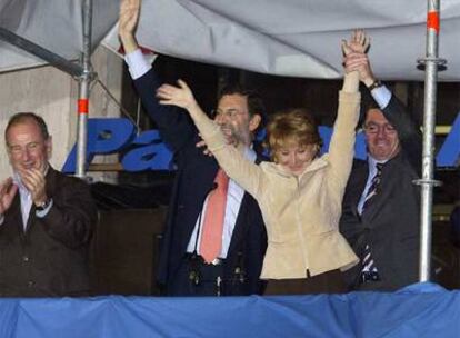 Rajoy, Gallardón y Mayor celebran con Aguirre su victoria en la repetición de las autonómicas de 2003.