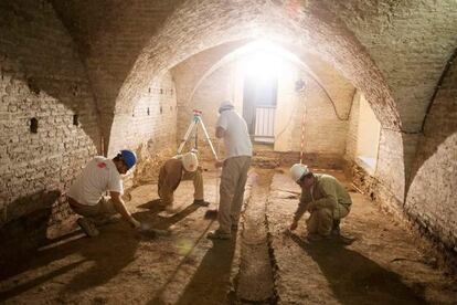 Varios arque&oacute;logos trabajan en el s&oacute;tano mud&eacute;jar del Rey Don Pedro.