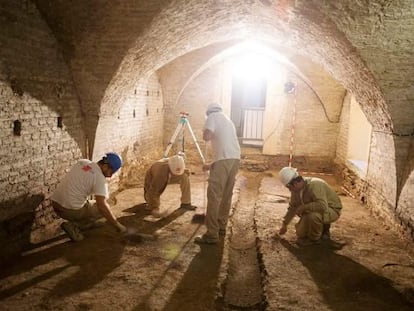 Varios arque&oacute;logos trabajan en el s&oacute;tano mud&eacute;jar del Rey Don Pedro.