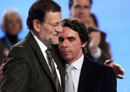 Rajoy y Aznar tienen el cabello oscuro y barba y bigote blanco. El primero afirma que lo suyo es natural.