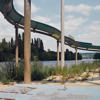 In 'Aftersun', Pol Viladoms has attempted to give the photos, taken in European countries, Japan, and the United States, a similar light, with short shadows and a vintage look.