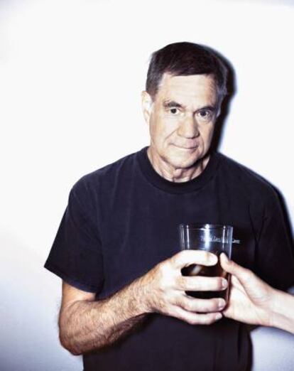 El cineasta Gus Van Sant posa para ICON al tiempo que le hacen entrega de un refresco. En realidad, vino a España a recibir los homenajes que no le dan en su país.