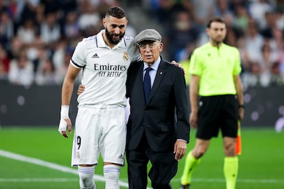 Karim Benzema (a la izquierda) abraza al exjugador y presidente de honor del Real Madrid Amancio Amaro, el 2 de octubre de 2022.