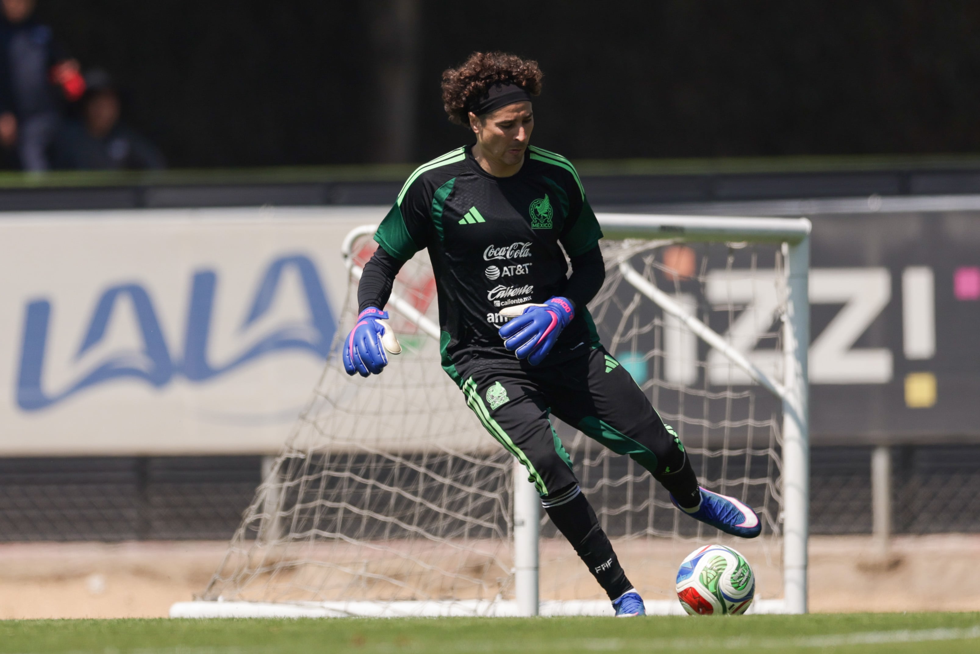 Aguirre confía en la veteranía de Ochoa para el Mundial: “Es un jugador que nos ayuda dentro y fuera”