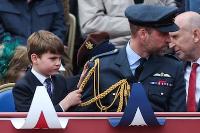 El desfile ha dado divertidas imágenes, como la del príncipe Luis intentando llamar la atención de su padre, Guillermo de Inglaterra, mientras el heredero al trono británico conversaba con un veterano.
