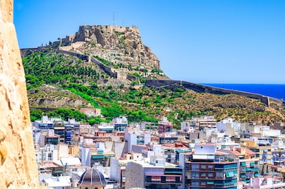 Vista del castillo de Santa Bárbara, en la ciudad de Alicante.