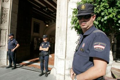Policías nacionales a las puertas del Ayuntamiento de Orihuela, que ha sido registrado por orden del juez.