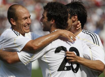 Higuaín (en el centro) recibe las felicitaciones de Robben y Raúl tras uno de sus goles.