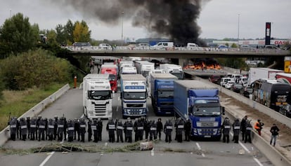 Camions bloquejats a l'AP-7 a Girona, dimecres.