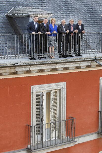 EL PAÍS reunió en la azotea de una vivienda de la Plaza Mayor a los seis candidatos de los partidos presentes en la Asamblea Regional y el Ayuntamiento de Madrid. De izquierda a derecha, Tomás Gómez, candidato del PSM a la Comunidad; Alberto Ruiz-Gallardón, actual alcalde y candidato a la reelección por el PP; Esperanza Aguirre, presidenta de la Comunidad de Madrid y número uno en la lista del PP a la Asamblea; Ángel Pérez, candidato de IU al Ayuntamiento; Jaime Lissavetzky, candidato socialista a la Alcaldía; y Gregorio Gordo, candidato de IU a la Comunidad.