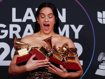 Rosalía posa con todos sus premios, en la noche del jueves en Las Vegas.