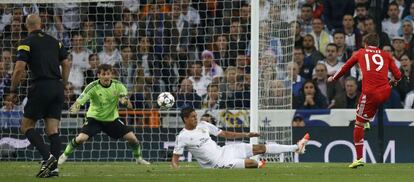 Casillas antes de parar el balón a Gotze