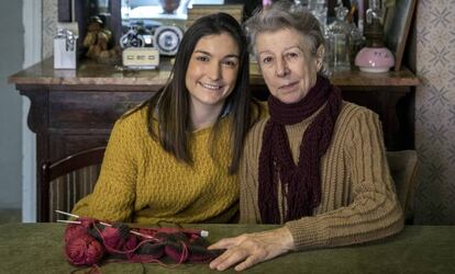 Paloma L&oacute;pez, a la izquierda, voluntaria de la asociaci&oacute;n Amics de la Gent Major, junto a Soledad P&eacute;rez. 