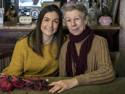 Paloma López, a la izquierda, voluntaria de la asociación Amics de la Gent Major, junto a Soledad Pérez.