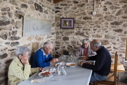 Vecinos de Madarcos comiendo en el restaurante La Fragua.