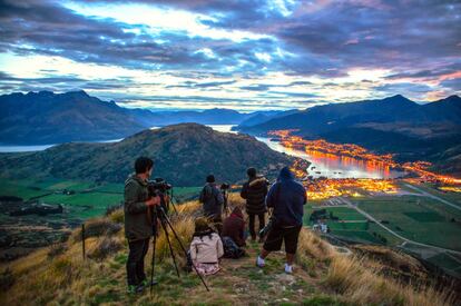 El primer país fuera del continente en esta lista es Nueva Zelanda, que ocupa el puesto octavo, seguido de Canadá. En la imagen, un grupo de jóvenes fotografían la ciudad de Queenstown (Nueva Zelanda).