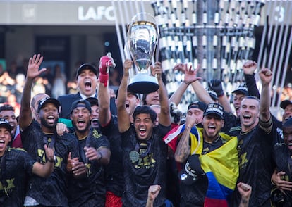 Carlos Vela (c) celebra con sus compañeros de Los Ángeles FC.