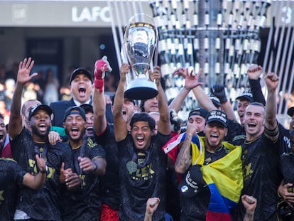 Carlos Vela (c) celebra con sus compañeros de Los Ángeles FC.