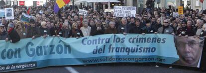 Cabeza de la manifestación de apoyo a Garzón en la plaza de las Salesas, cerca del Tribunal Supremo, donde se le juzga por investigar los crímenes del franquismo.