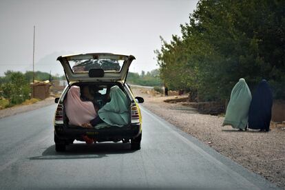 Dos mujeres viajan en el maletero de un taxi a las afueras de Kandahar, el 13 de agosto. Con frecuencia este es el único espacio que pueden ocupar para no coincidir con varones. Las mujeres, por imposición del Emirato de los talibanes, no pueden alejarse de su casa sin un mahrán (acompañante masculino de su familia) más allá de 78 kilómetros. 