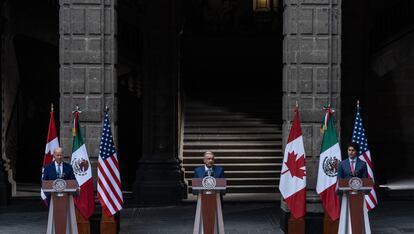 Los mandatarios de México, Estados Unidos y Canadá se han reunido este martes en Ciudad de México para celebrar la Cumbre de Líderes de América del Norte. En la imagen, los líderes de los tres países dan su mensaje a medios, al término de la reunión trilateral.