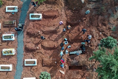 Una vista aérea de un funeral de un fallecido por la covid-19 en el cementerio de Kilyos en Estambul, Turquía.