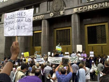 Cientos de ahorradores argentinos frente al Ministerio de Economía, en Buenos Aires en 2002.