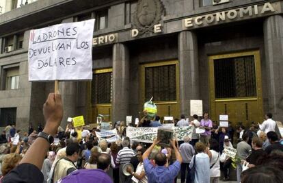Cientos de ahorradores argentinos frente al Ministerio de Economía, en Buenos Aires en 2002.