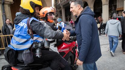 El pentacampeón del Tour de Francia, Miguel Induráin (d), saluda a los fotógrafos y motoristas momentos antes de dar comienzo la vigésimocuarta edición del Gran Premio Miguel Induráin, en Navarra.