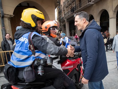 El pentacampeón del Tour de Francia, Miguel Induráin (d), saluda a los fotógrafos y motoristas momentos antes de dar comienzo la vigésimocuarta edición del Gran Premio Miguel Induráin, en Navarra.