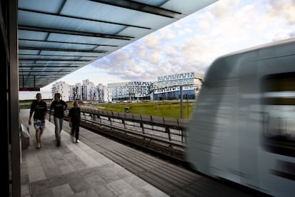 Seis paradas de metro recorren la nueva zona de Ørestad. La 'Casa ocho' (al fondo) está en la última parada de la línea, Vestamager.