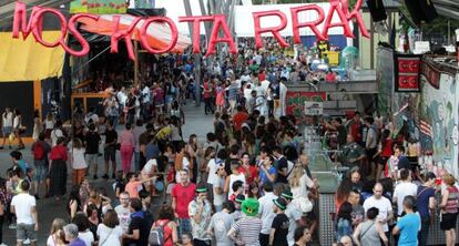 Las 'txosnas' o casetas en la Semana Grande de Bilbao, el viernes.