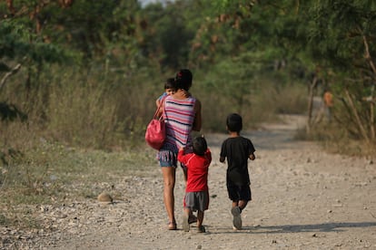 Una migrante venezolana y sus hijos ingresan ilegalmente a Colombia, en Cúcuta, Colombia