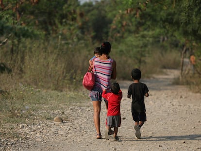 Una migrante venezolana y sus hijos ingresan ilegalmente a Colombia, en Cúcuta, Colombia, en el 2019.