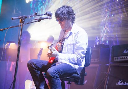 Jason Pierce de Spiritualized tocando en el Instituto de Física Mental de Joshua Tree, en EE UU.