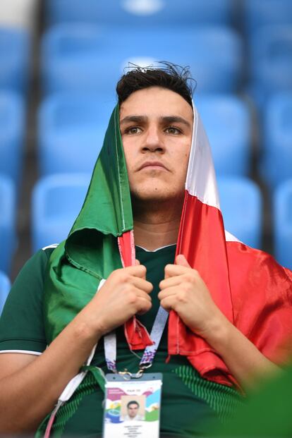Un aficionado de México, abatido tras la derrota.