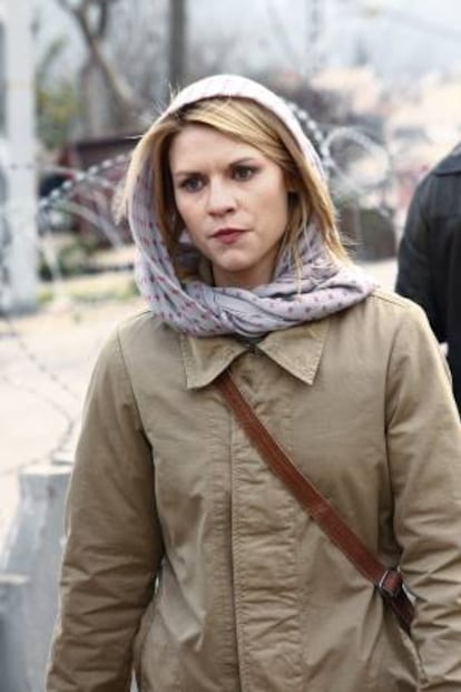 Foto cedida por Fox de la actriz Claire Danes ("Romeo y Julieta" y "Terminator 3") que encarna a Carri Mathison, una agente del FBI que estuvo destinada en la Guerra de Irak y sufre un transtorno mental, en la primera temporada de "Homeland", ficción estadounidense ganadora del Globo de Oro 2012 a la Mejor Serie y con nueve nominaciones a los Emmy que a partir de mañana se emitirá en el canal Fox Crime, en la madrugada de lunes a viernes.