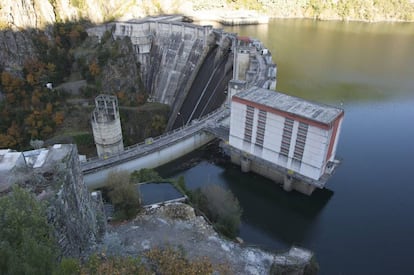 La central hidroelèctrica de Sato Estevo a la llera del riu Sil.