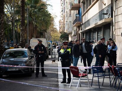 La policía acordona la zona donde fue hallado el cadáver, el martes en Barcelona.