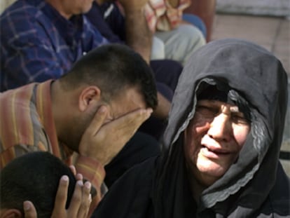 La madre de un hombre asesinado, ayer en la morgue de Bagdad.