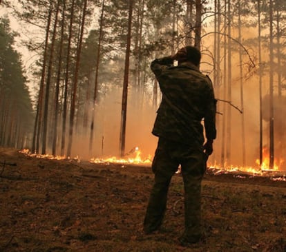 Un hombre observa un incendio en Golovanovo