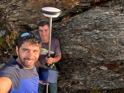 Los investigadores Javier Fernndez y??ngel Gonzlez, durante los trabajos de geolocalizacin.