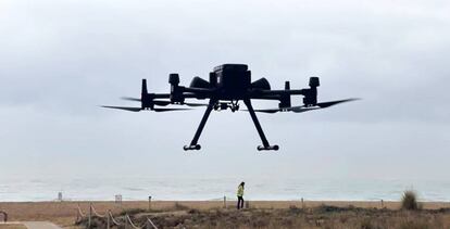 Dron sobrevolando la playa de Castelldefelds en Barcelona. 